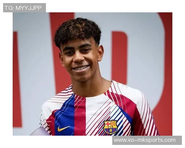 购入豪宅，亚马尔晒自己与价值950万英镑的新居合影